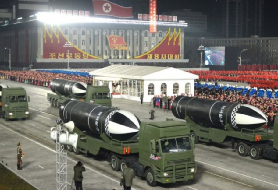 Оружие КНДР - на параде в Пхеньяне показали новые баллистические ракеты - фото, видео - фото 1