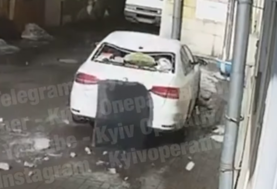В Киеве на машину с крыши упала глыба льда - видео - фото 1