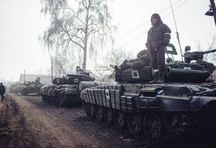 Война на Донбассе - боевики “ДНР” свозят танки в район Донецкого аэропорта  - фото 1