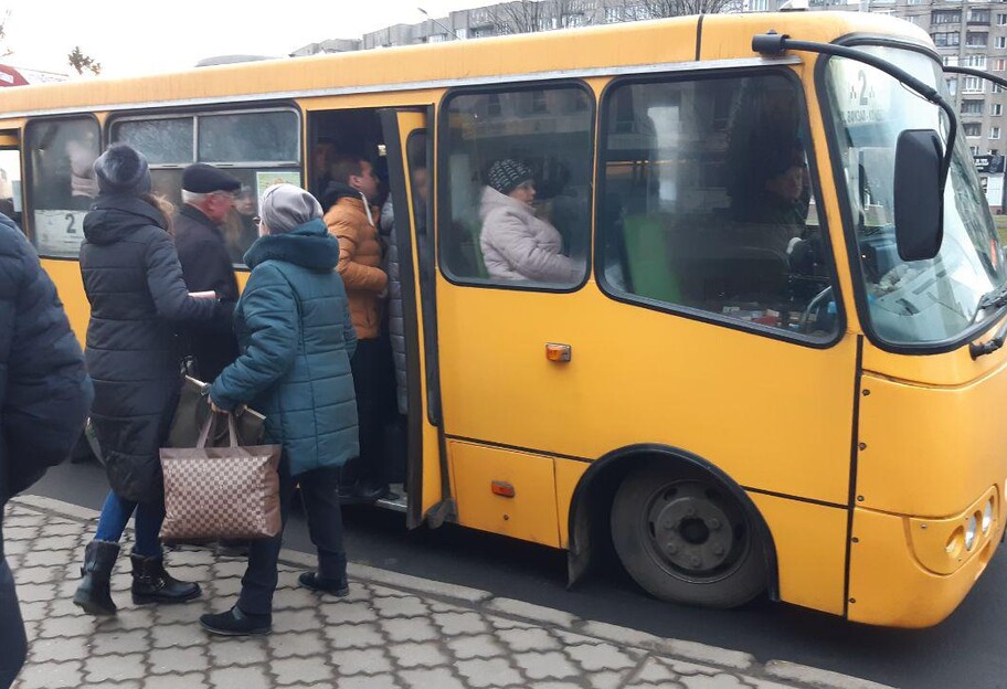 Локдаун в Киеве - на остановках огромные очереди, маршрутки не останавливаются - видео - фото 1