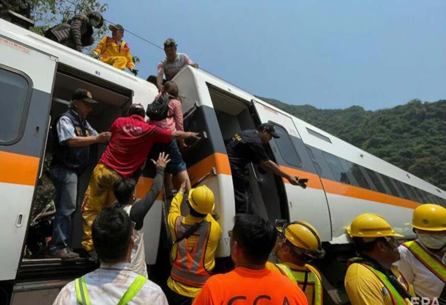 Крушение поезда на Тайване - новые подробности и видео  - фото 1