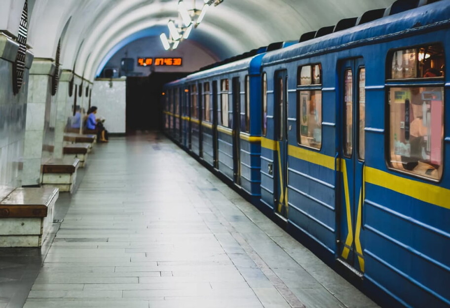 Курили в метро - в Киеве оштрафовали парня и девушку - видео - фото 1