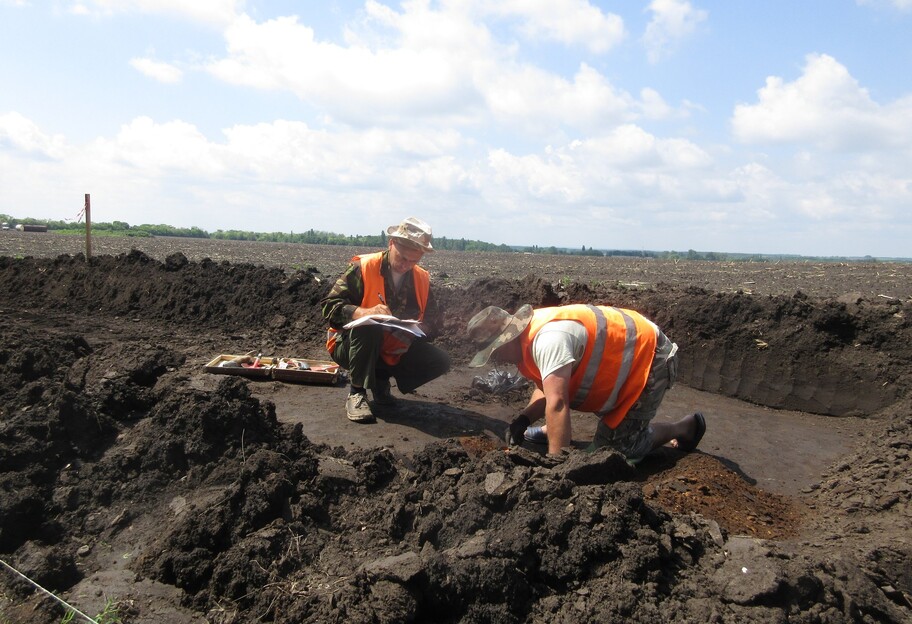 Подвеску II века нашли археологи в Полтавской области - фото, видео - фото 1