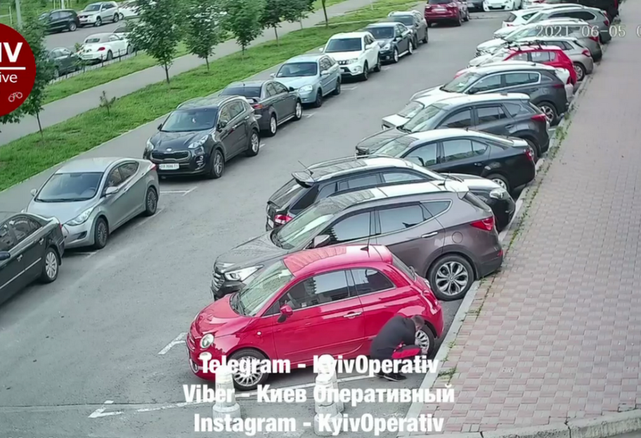 В Киеве вор снимал колпачки с шин припаркованных автомобилей – видео - фото 1