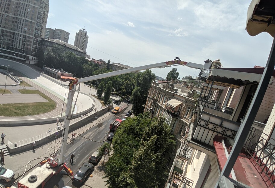 Пожар в центре Киева – полиция перекрывала улицу из-за возгорания в пятиэтажке – фото  - фото 1