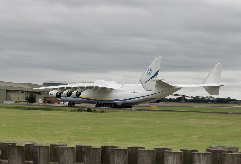 Самолет Ан-225 Мрия в Британии повалил забор потоком воздуха – видео  - фото 1