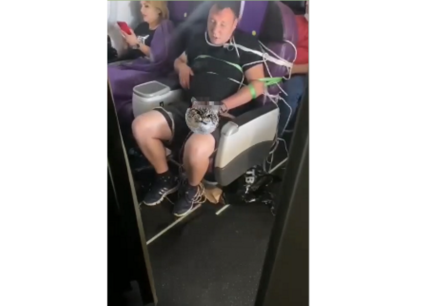 Пьяный россиянин справил нужду посреди самолета - видео - фото 1