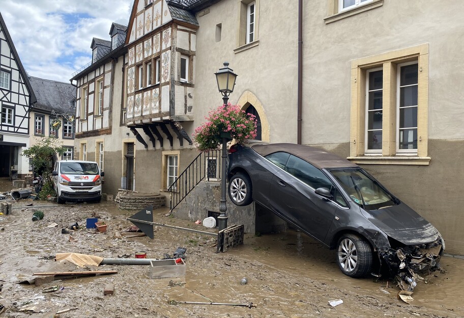 Наводнение в Германии и Бельгии - тысячи пропали без вести, десятки погибших - видео - фото 1