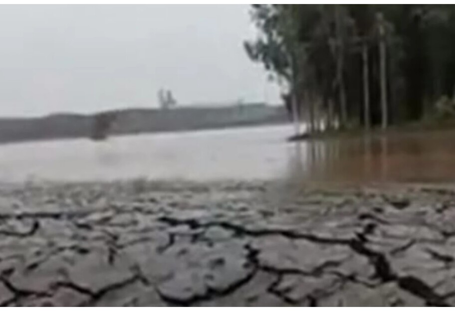 В Индии поднялась из-под воды земля - видео необычного явления  - фото 1