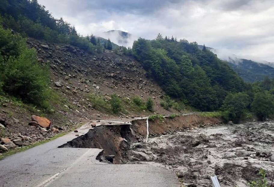 Непогода в Грузии - разрушенные дороги, мосты и вынужденная посадка самолета - видео - фото 1