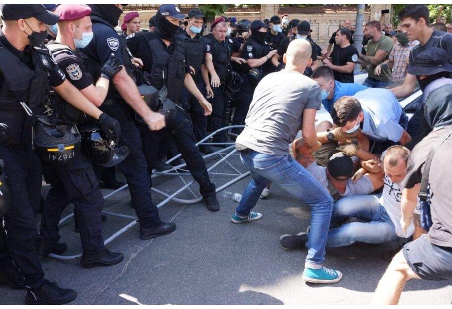 Акция ЛГБТ в Киеве - под Офисом президента стычки с полицией - фото - фото 1