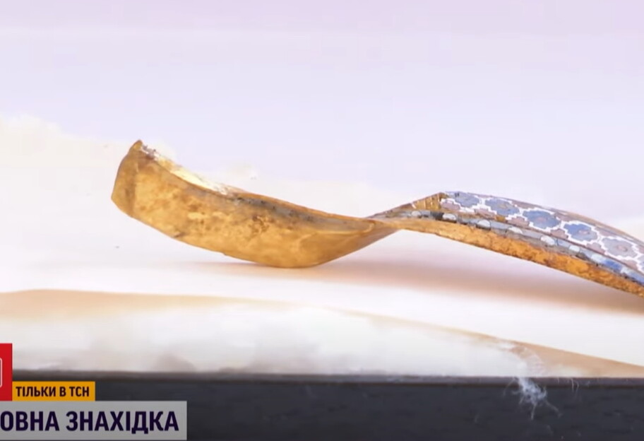 Древнее золотое украшение нашли в Софийском соборе  - фото 1
