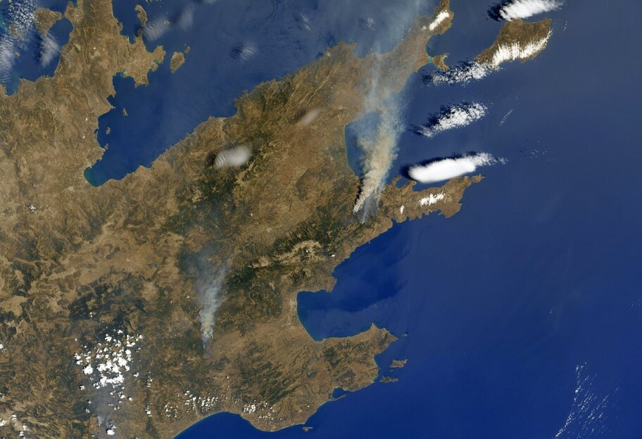 Пожары в Греции показали с космоса - фото - фото 1