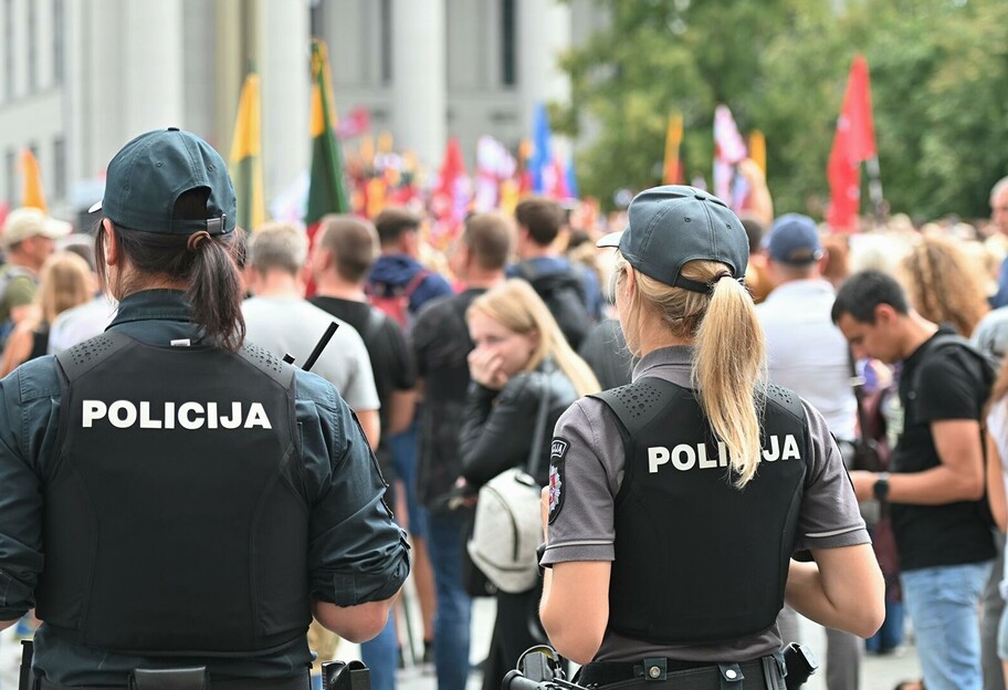 В Литве ввели жесткие ограничения для непривитых - люди вышли на протест - фото - фото 1