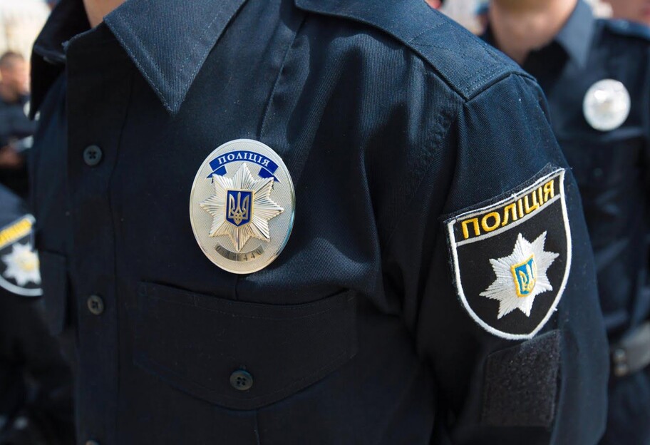Двое парней устроили дебош в Киеве - разбили троллейбус, избили водителя - фото 1