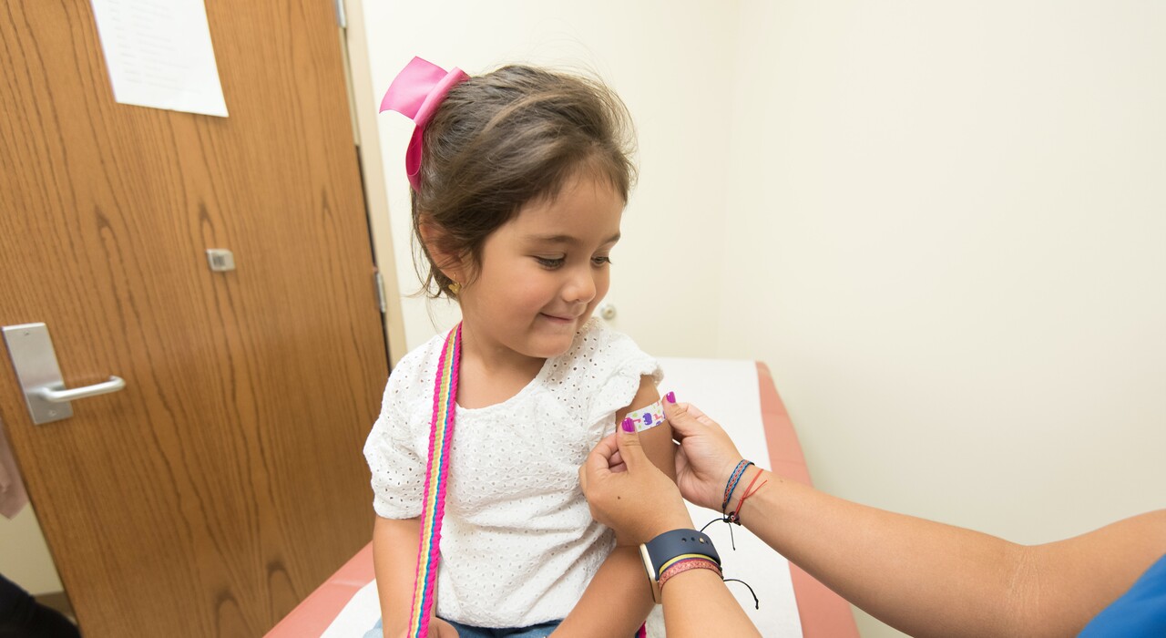 Прививки от COVID-19 детям уже необходимы: 8 главных вопросов и ответов