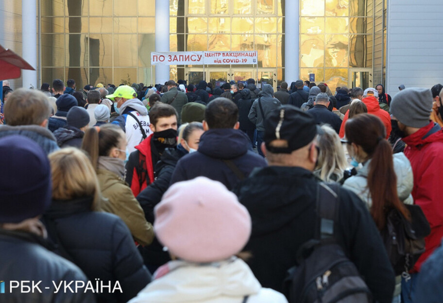 Вакцинация от коронавируса в Киеве - люди дерутся  очередях, фото, видео - фото 1