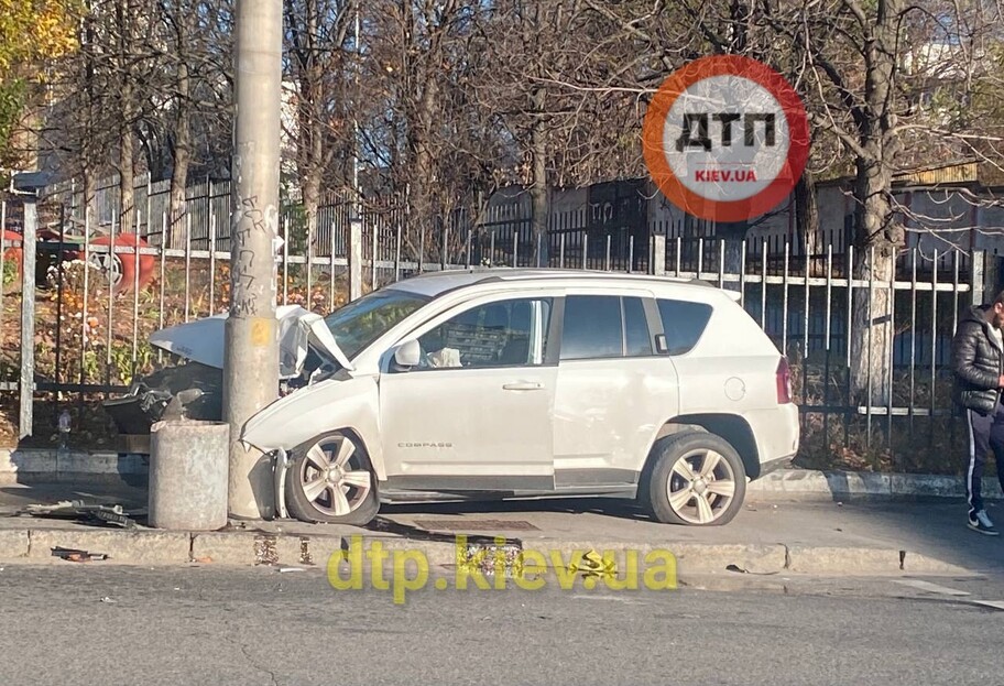 ДТП в Киеве – в Голосеевском районе Jeep врезался в столб (фото) - фото 1