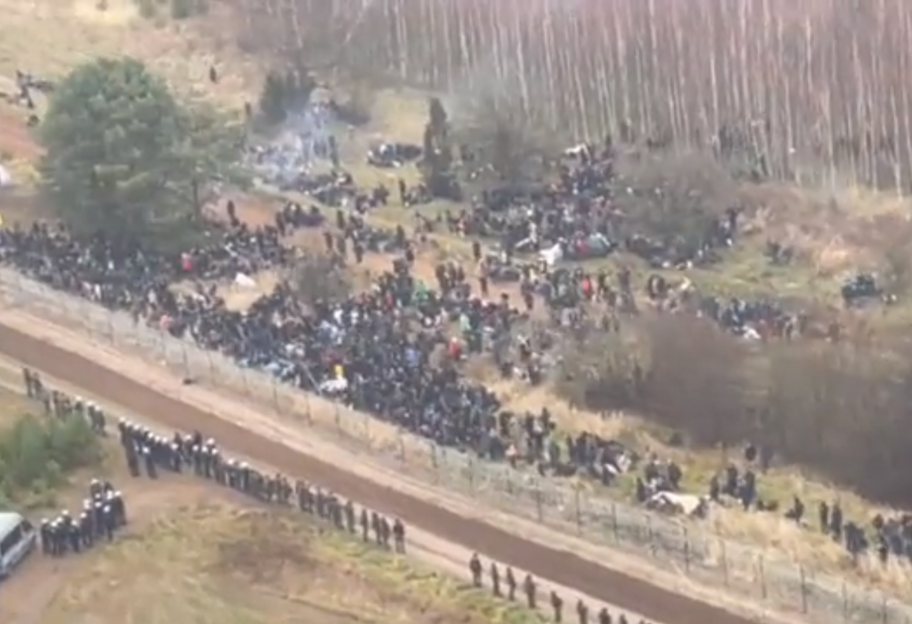 Польскую границу штурмует толпа мигрантов, армия Польши в полной боеготовности – видео - фото 1