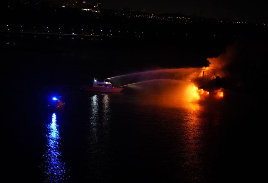 Пожар в Киеве – горел ресторан на воде – его тушили катера - фото  - фото 1