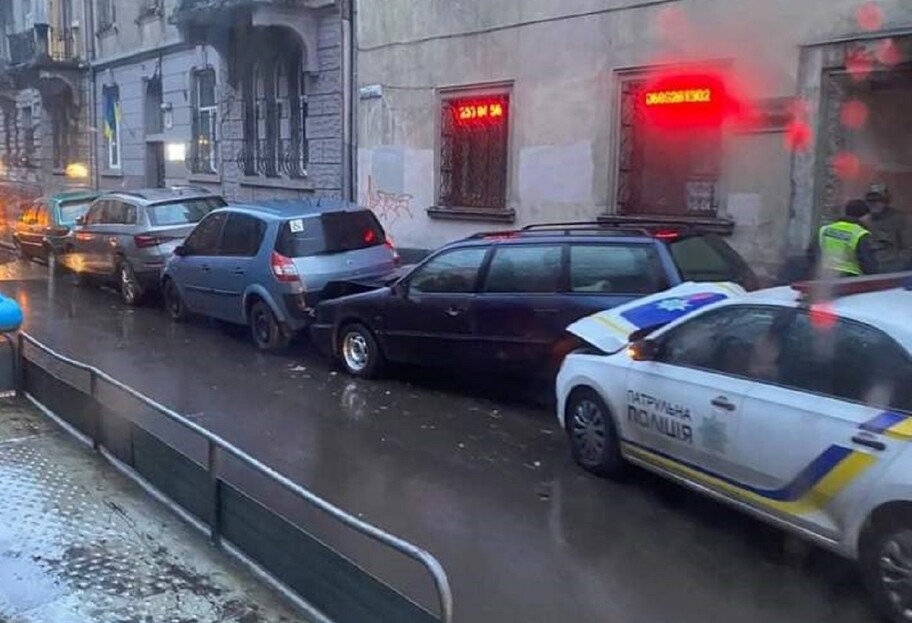 ДТП во Львове - полицейский разбил четыре машины, которые были припаркованы на улице  - фото 1