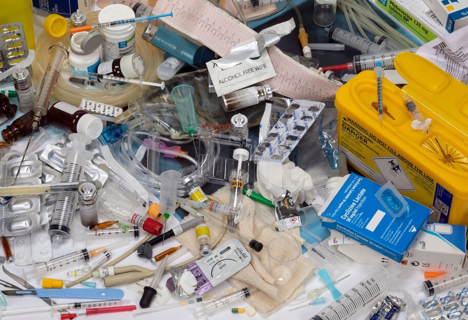 Медицинские отходы в Киевской области незаконно хранили на свалке - фото 1