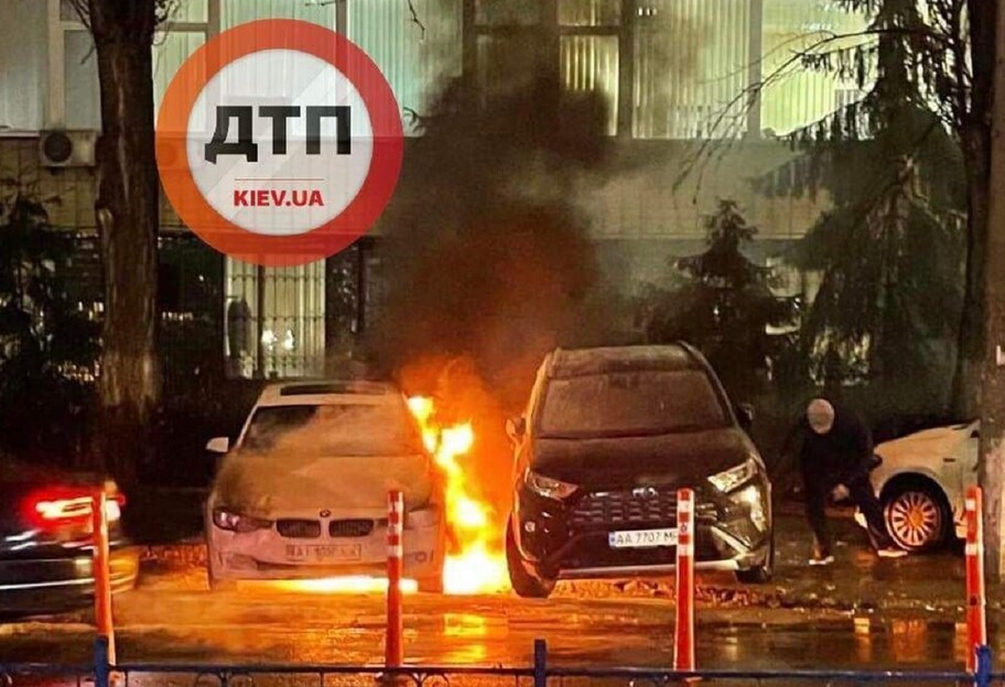 Поджог автомобиля в Киеве - момент попал на камеру - видео  - фото 1