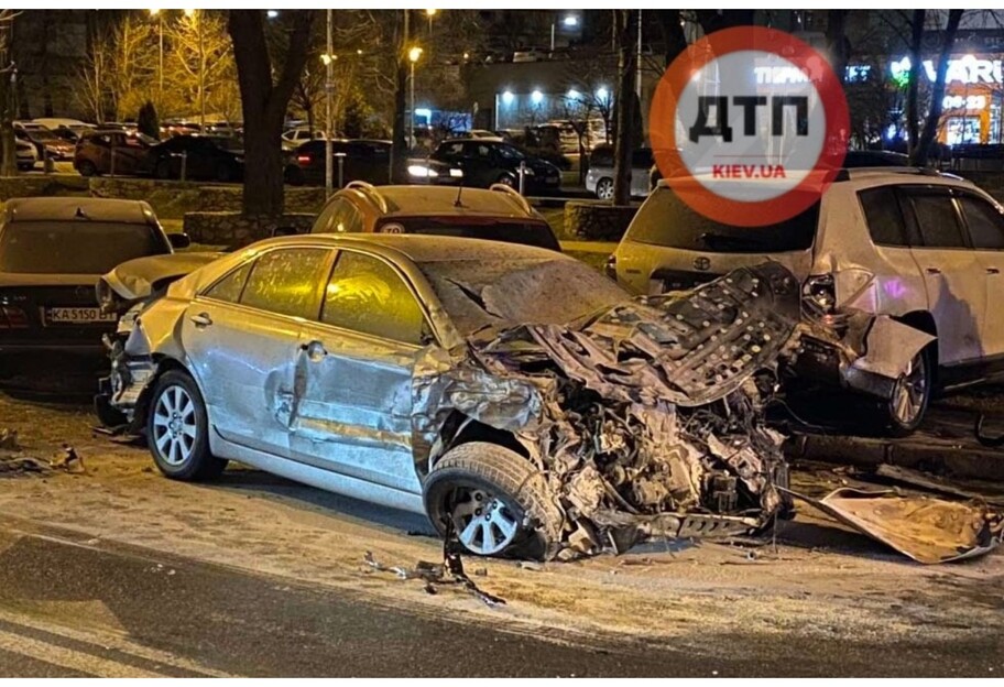 В Киеве водитель устроил массовое ДТП - 15 авто пострадало - фото 1