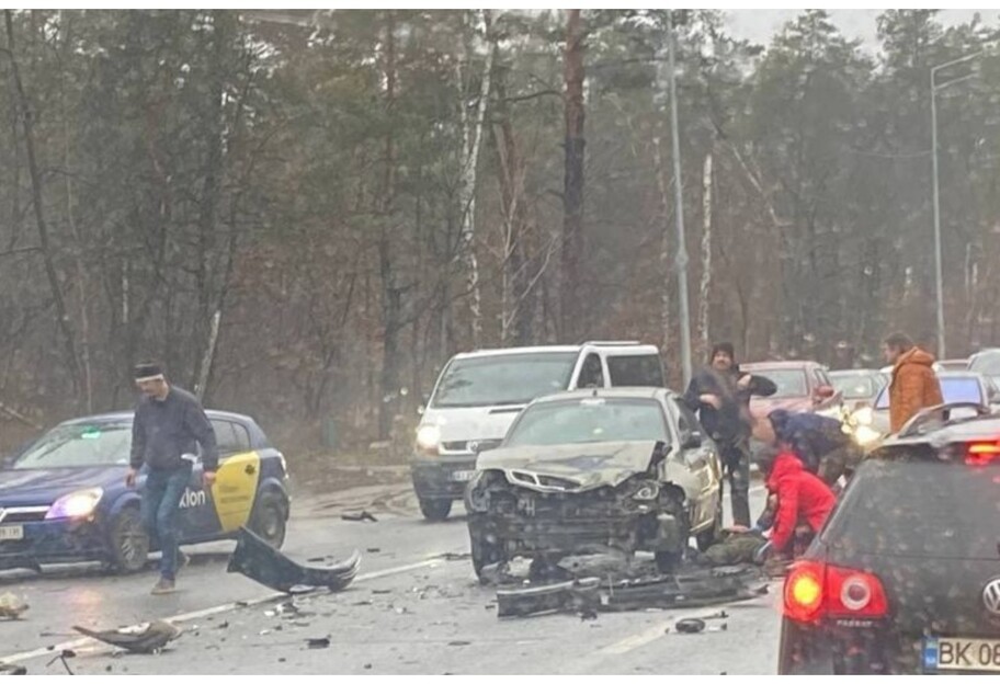 ДТП в Киевской области 19 декабря - на трассе столкнулись пять автомобилей - видео - фото 1