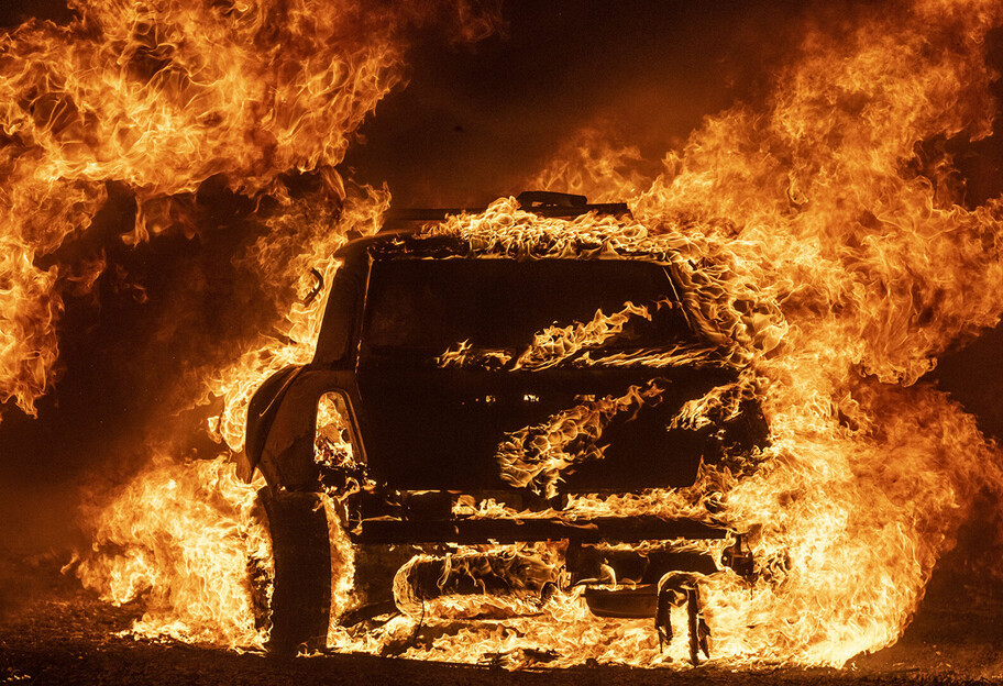 В Киеве водитель сжег автомобиль, пытаясь его разогреть в мороз - фото - фото 1