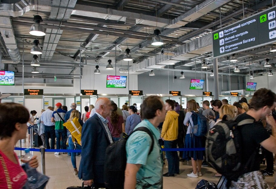 В аэропорту Киева задержали пассажира, который спрятал на себе 37 айфонов - фото  - фото 1