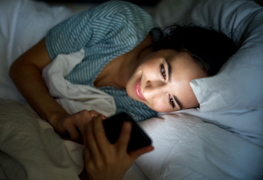 Почему вредно спать с телефоном - мнение эксперта  - фото 1