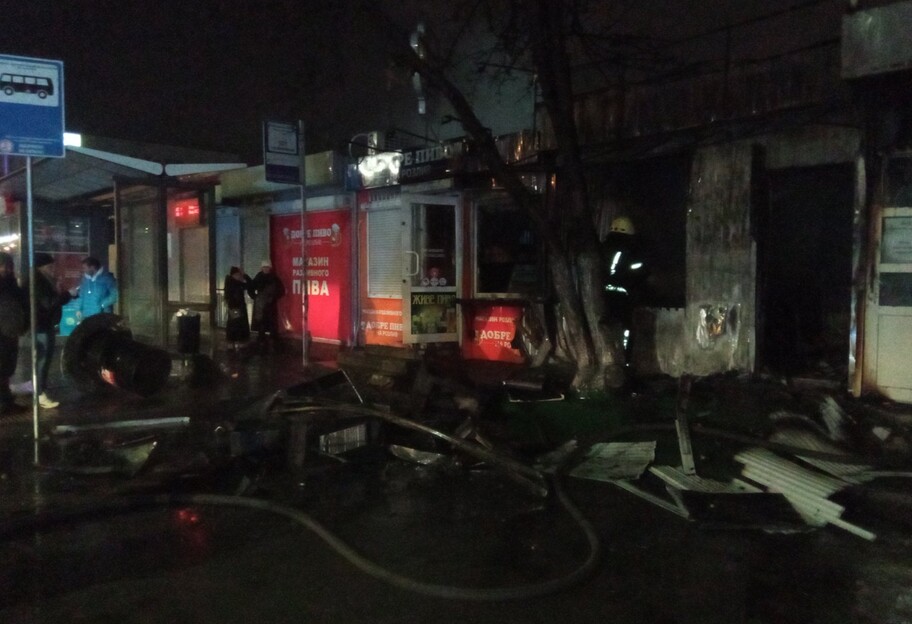 В Киеве 1 января загорелся киоск – спасатели рассказали о ночном пожаре – видео - фото 1