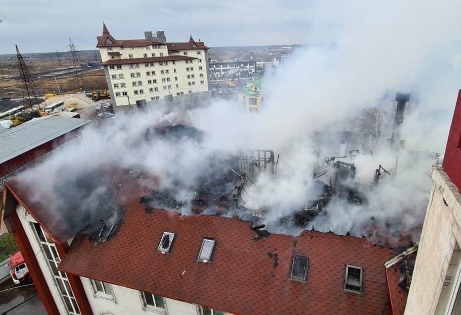 Пожар отеля в Вышгороде - пострадали два человека, фото, видео  - фото 1