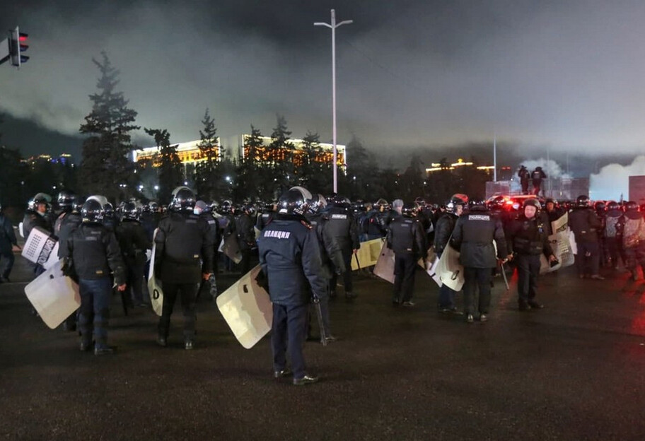 Протесты в Казахстане – видео, как штурмуют администрации в Алматы и в Актобе - фото 1