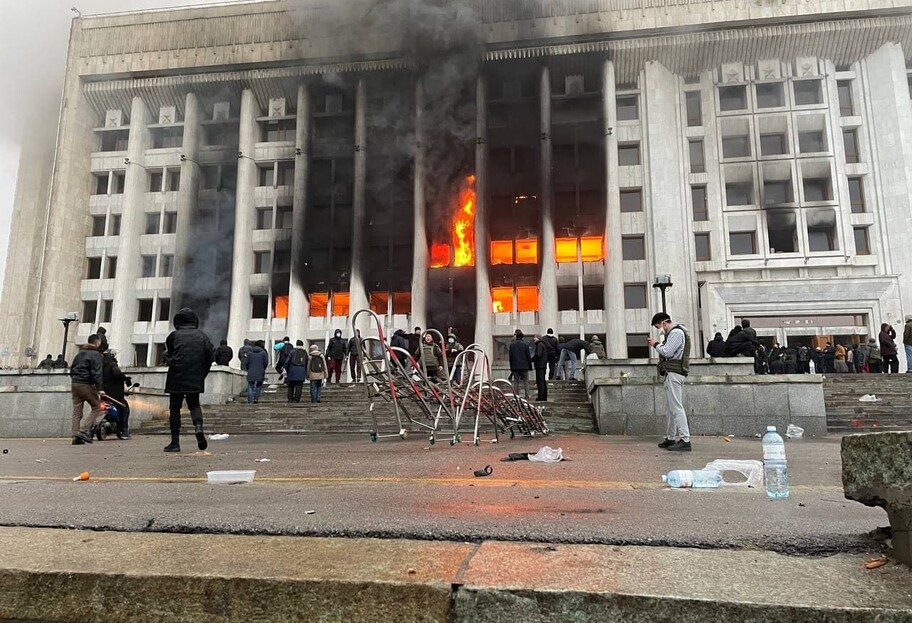Что происходит в Казахстане - видео, как в Алматы горят захваченные здания - фото 1
