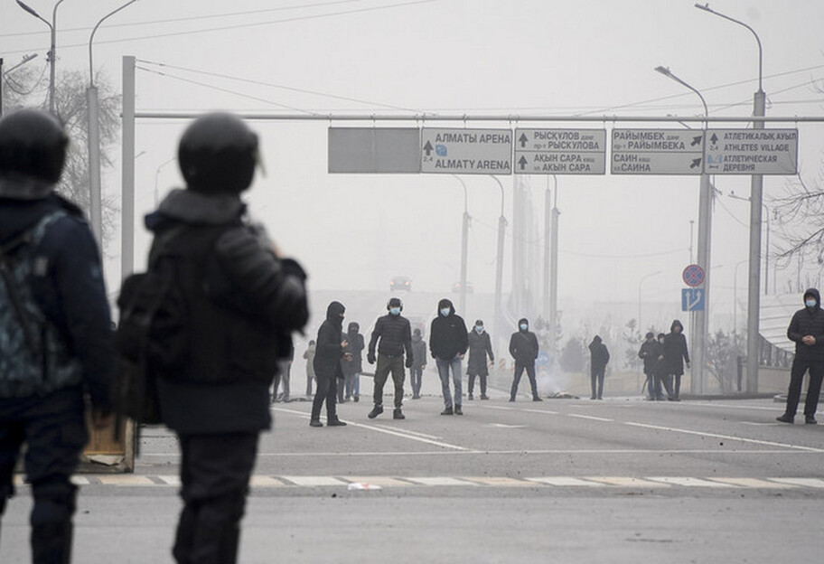 Протесты в Казахстане - силовики стреляют в митингующих, видео  - фото 1