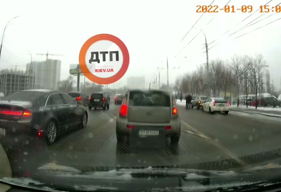 В Киеве водители ехали по полосе общественного транспорта, видео  - фото 1