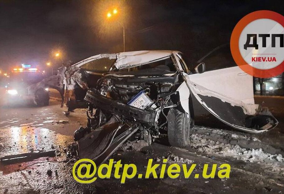 ДТП на въезде в Киеве – водитель смог сам выбраться из искорёженного авто – фото - фото 1