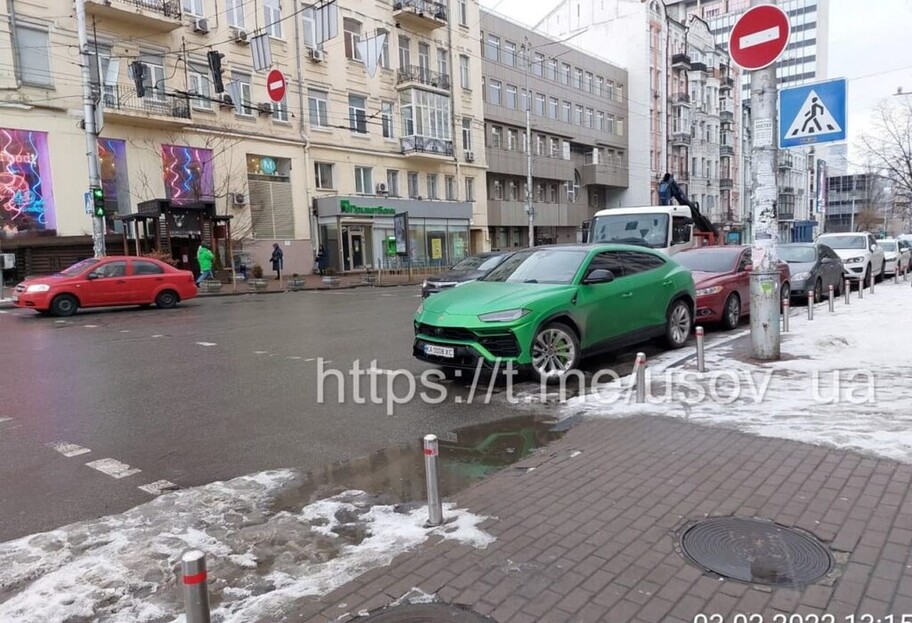 В Киеве Lamborghini Urus нарушил правила парковки - его эвакуировали, фото  - фото 1