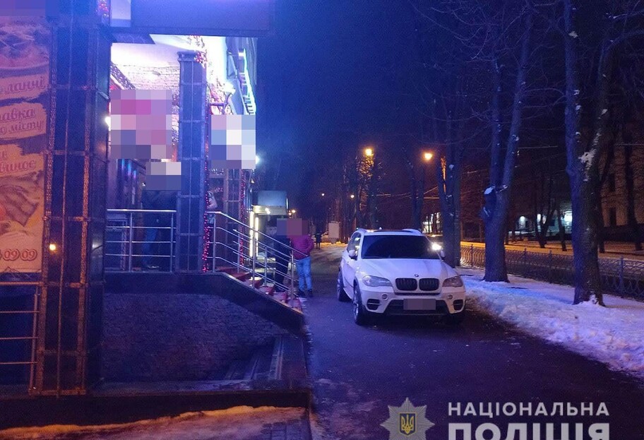 В Ровно водитель BMW X5 после ДТП скрылся и ударил полицейского при задержании - фото 1