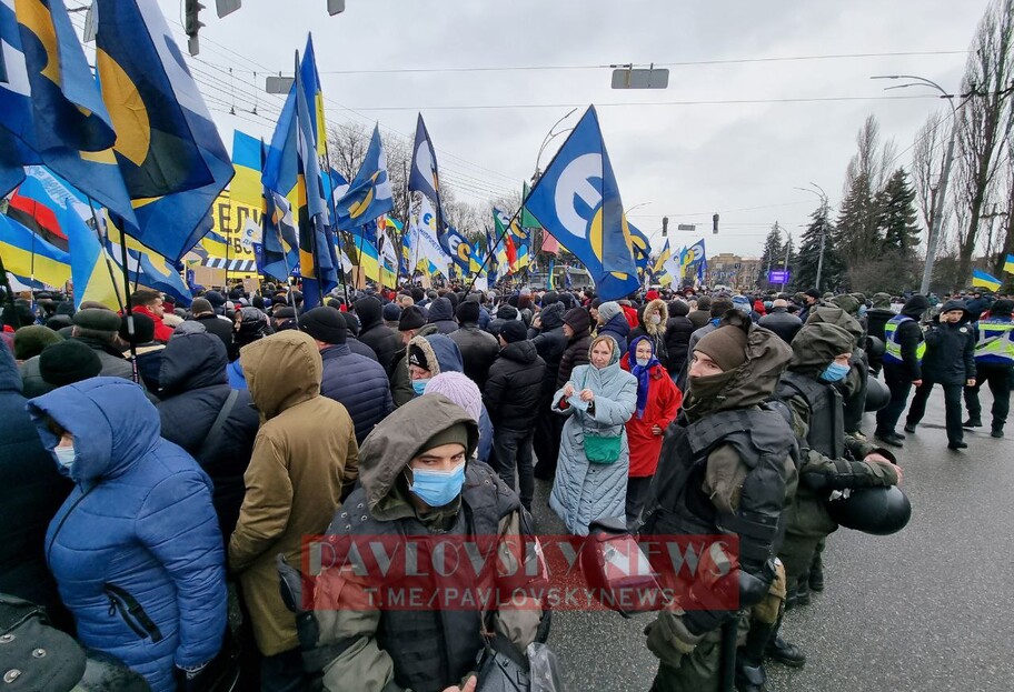В Киеве пробки - митингуют сторонники Порошенко, перекрыли Соломенскую площадь - видео - фото 1