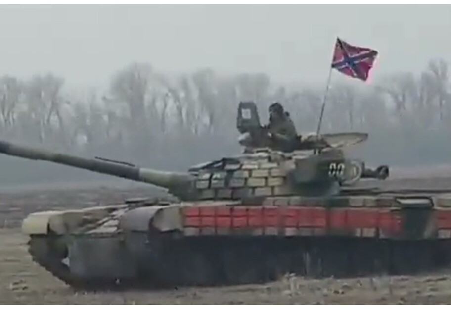 Война на Донбассе - оккупанты стягивают танки под флагами 