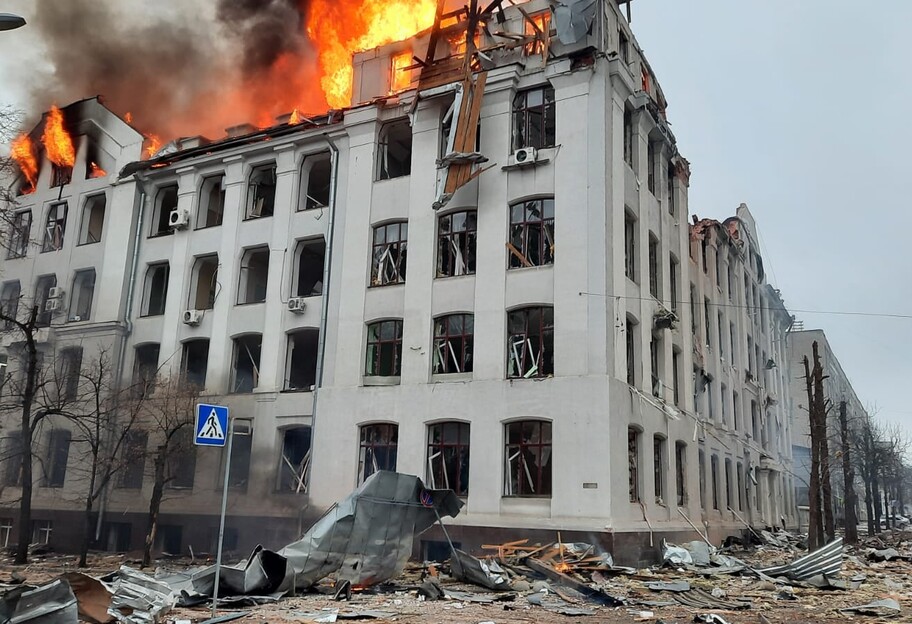 Обстрелы Харькова - горит крыша здания Нацполиции - видео, фото - фото 1