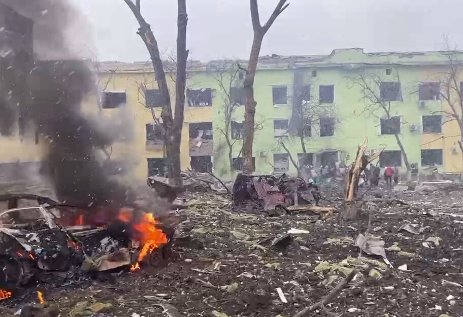 Обстрел Мариуполя 9 марта - Россия скинула авиабомбу на роддом и детскую больницу - фото 1