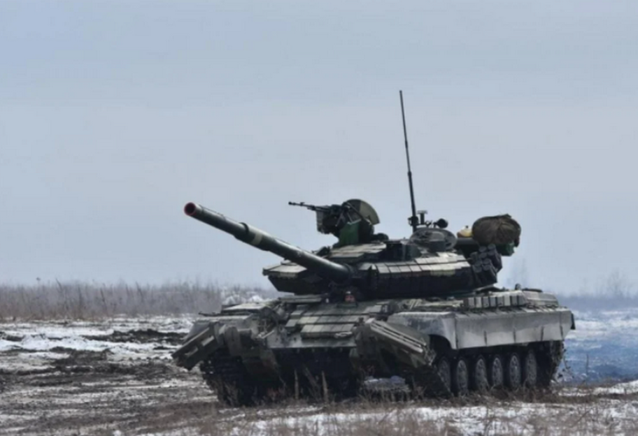 Российский танк переехал автомобиль с гражданскими - погиб ребенок - фото 1
