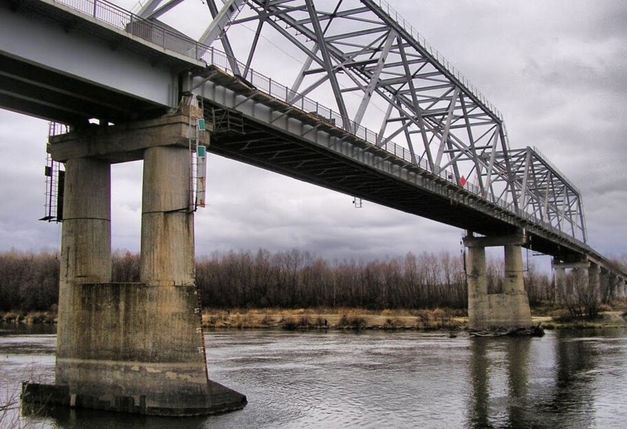 Авиаудар по Чернигову 23 марта - разрушен мост через Десну  - фото 1