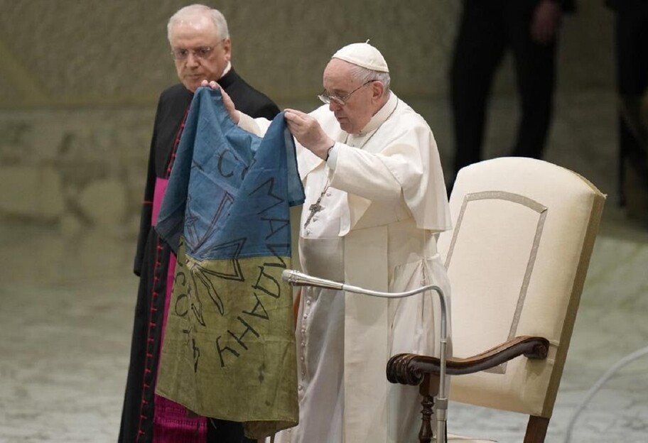 Папа Римский поднял украинский флаг, привезенный из Бучи - видео - фото 1