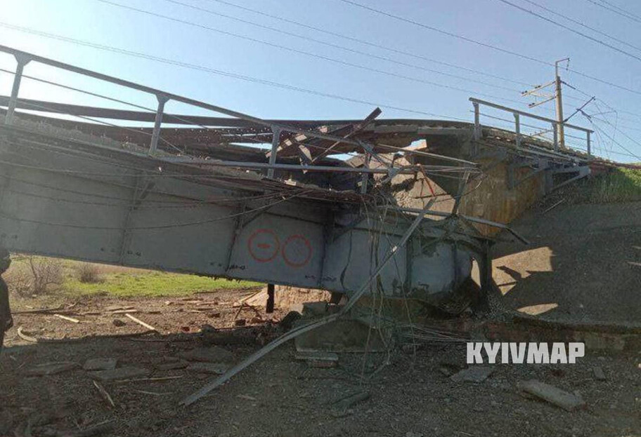 Под Мелитополем взорван железнодорожный мост на пути в Крым - фото 1