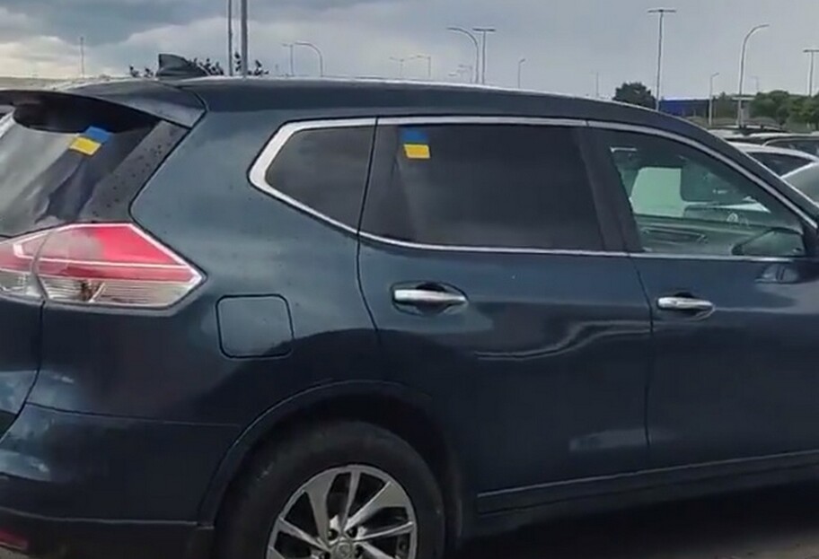 Россияне в Польше скрывают номера авто и клеят флаг Украины, фото, видео  - фото 1